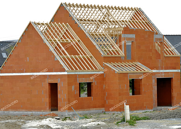 maison briques construction